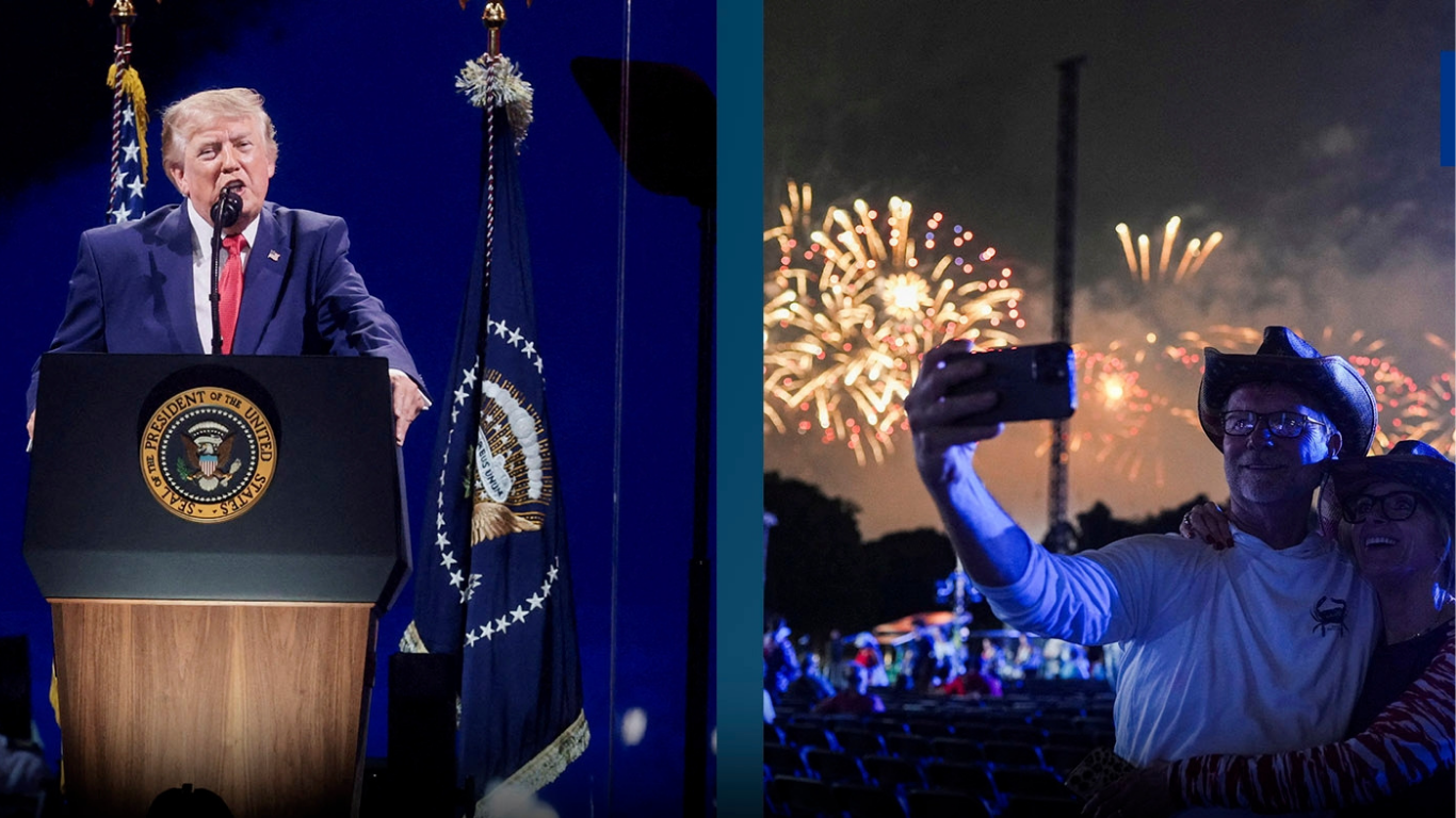 Donald Tramp minbarda nutq soʻzlamoqda, yonida esa odamlar mushaklar fonida selfi tushmoqda.