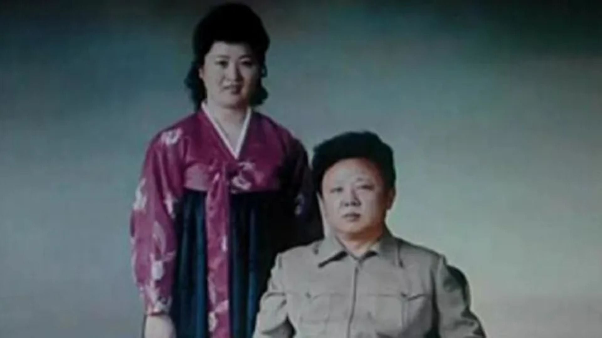 Kim Chen Ir va an'anaviy kiyimdagi ayol birgalikda surati.