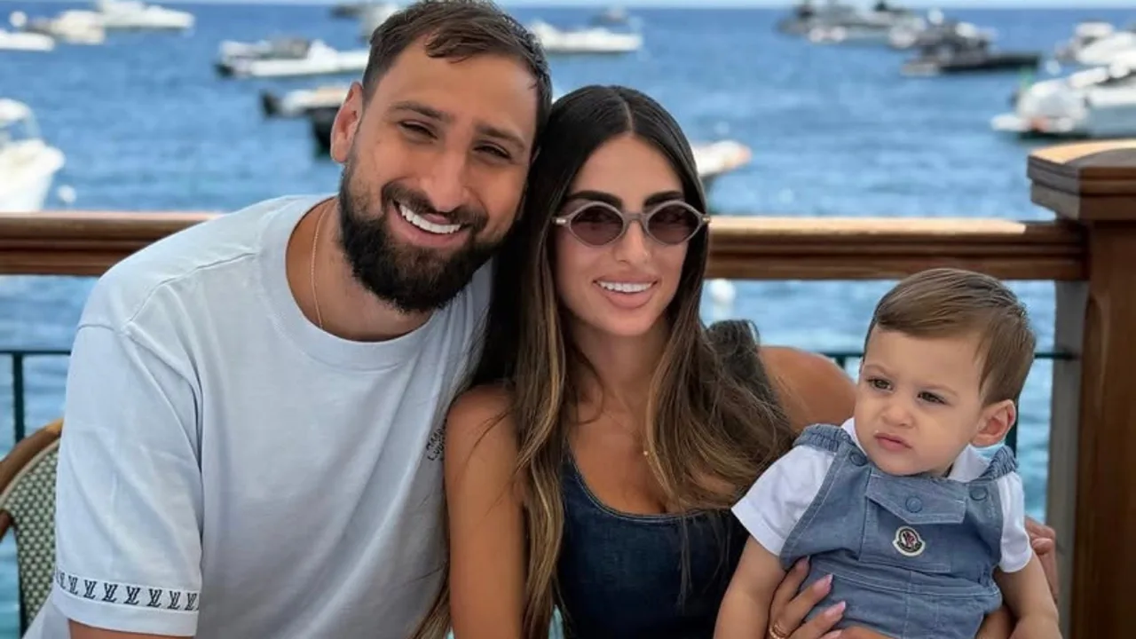 Er-xotin va ularning kichik farzandi dengiz bo'yida jilmayib turishibdi.