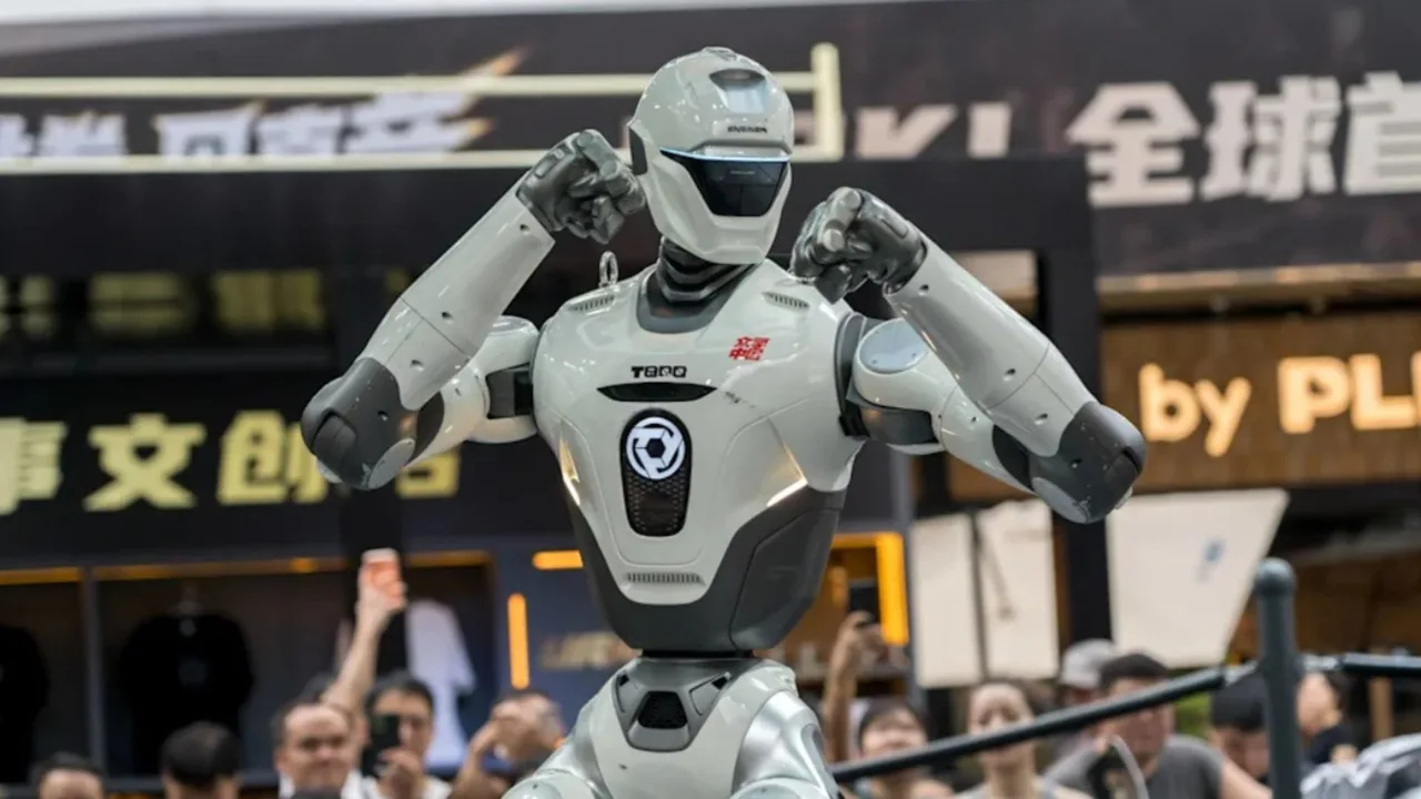 Kumushrang odamsimon robot ommaviy tadbirda mushtlarini tugib turibdi.