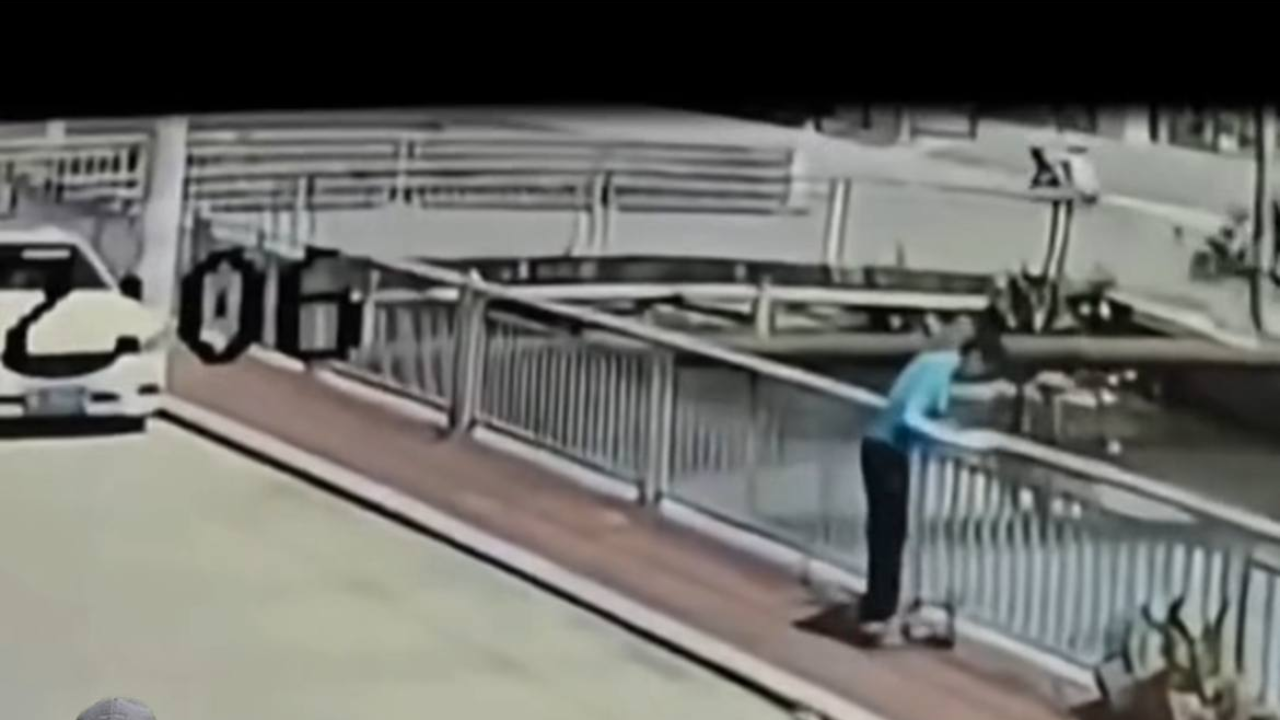 Xitoyda dahshatli holat: begona erkak yosh qizchani ko‘tarib kanalga otib yubordi (video)