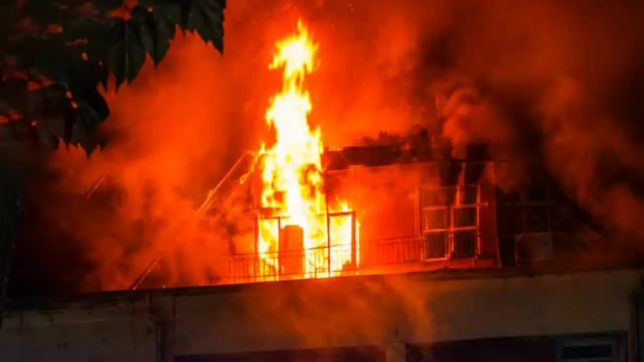 Fire breaks out in a multi-story building in Andijan