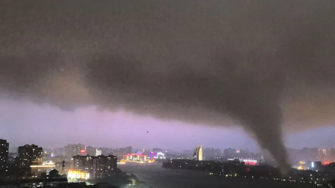 Mann mit Sofa aus dem 12. Stock geweht: Tornado-Horror in China
