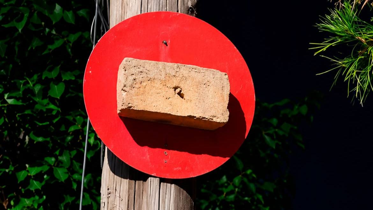 O‘zbekistonda "Kirish taqiqlanadi" belgisi o‘rniga haqiqiy g‘isht osib qo‘yildi