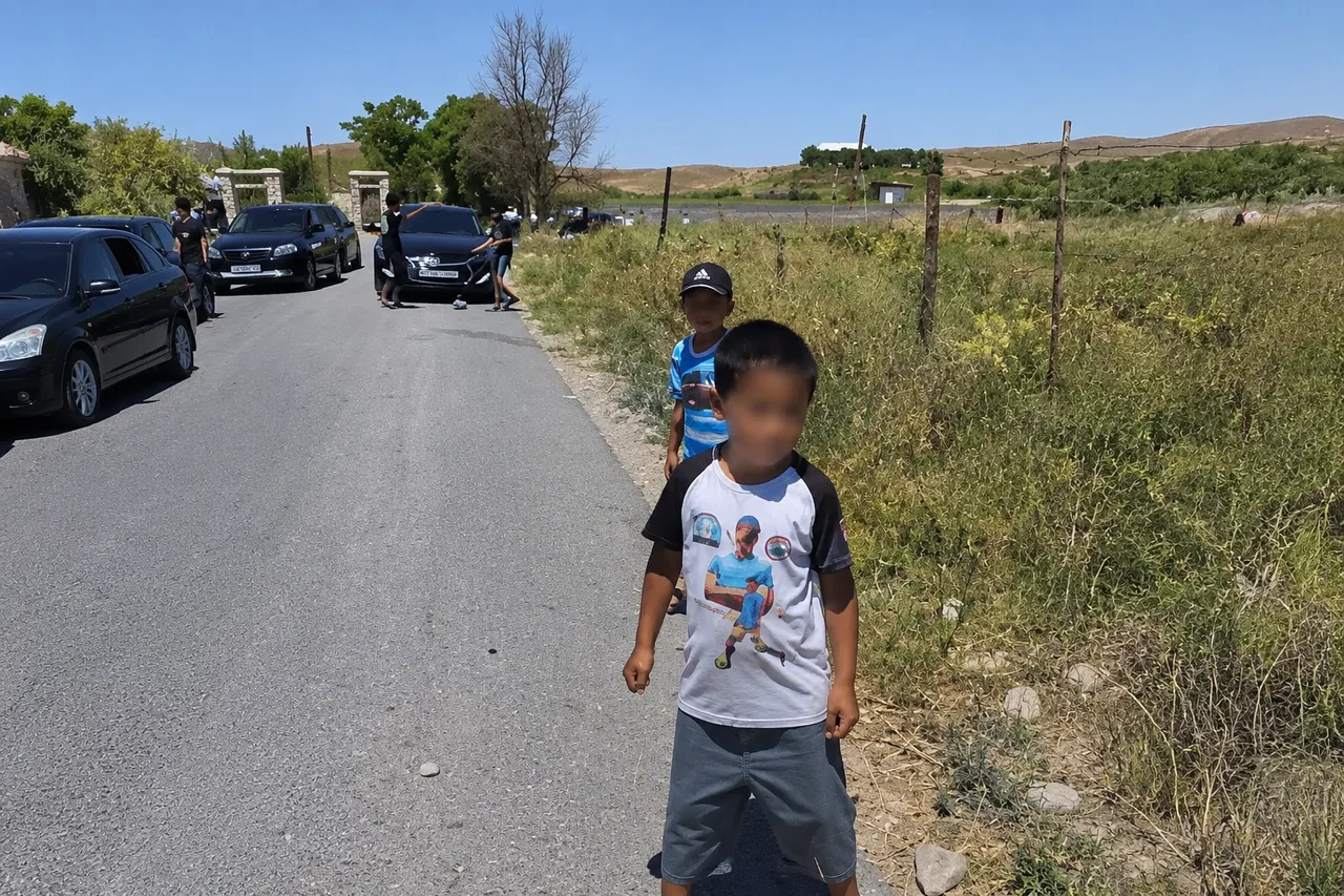 Children stop the bride and groom's car: "If you don't give 500 thousand soums, we'll throw stones!"