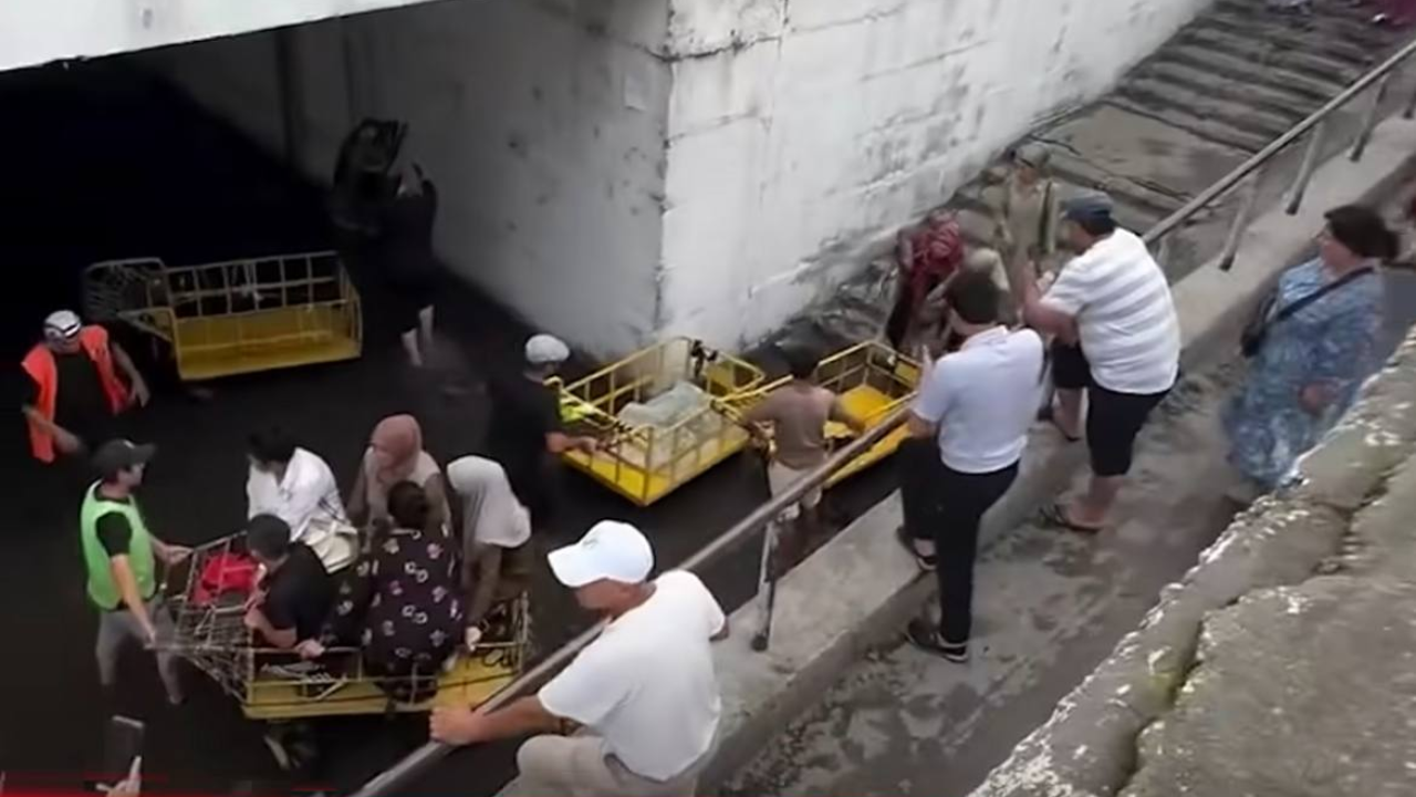 "Ippodrom" bozorida kuchli yomg‘irdan keyin odamlarni aravachada suvdan olib o‘tildi ( video)