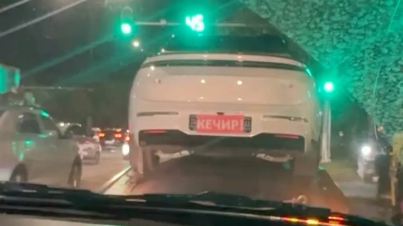 "Кечир" ёзувли автомобил ижтимоий тармоқларда муҳокама бўлди