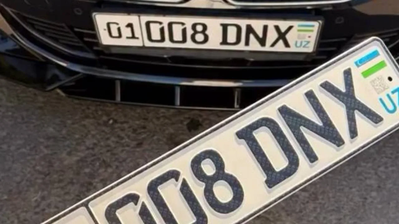 Ноодатий "DNX" рақамли автомобиль кўпчиликнинг эътиборини тортди