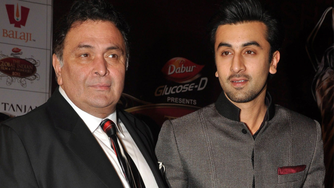 Rishi Kapur va Ranbir Kapur tadbirda birga tushgan surati.