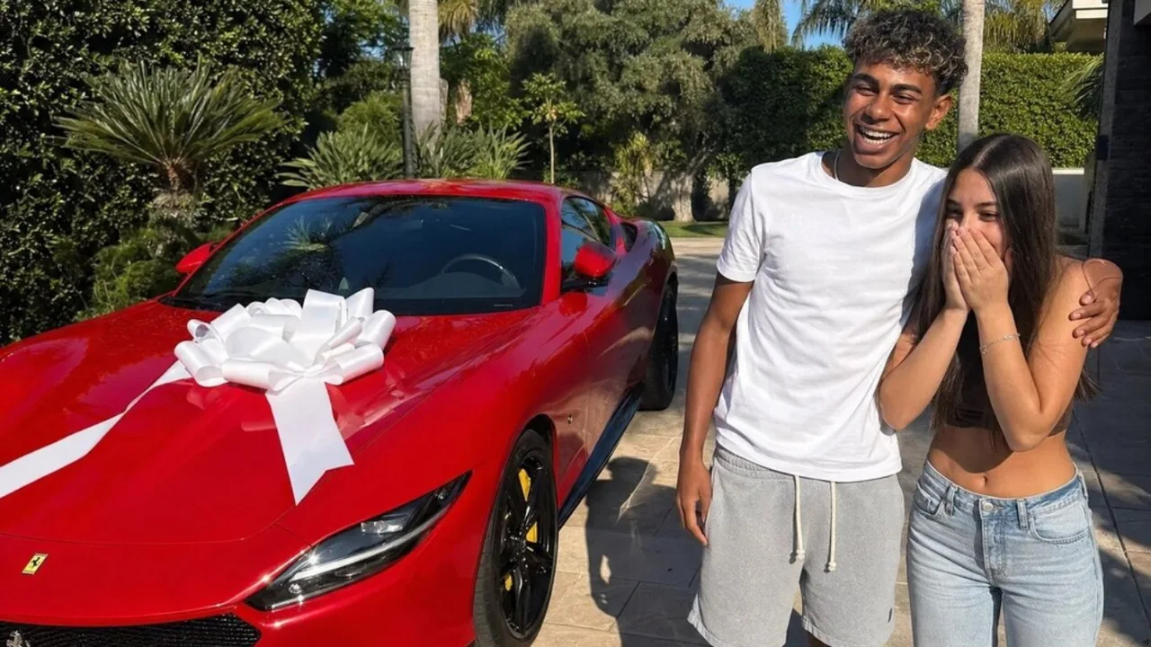 Oq bantli qizil Ferrari yonida turgan yosh yigit va hayratda qolgan qiz.