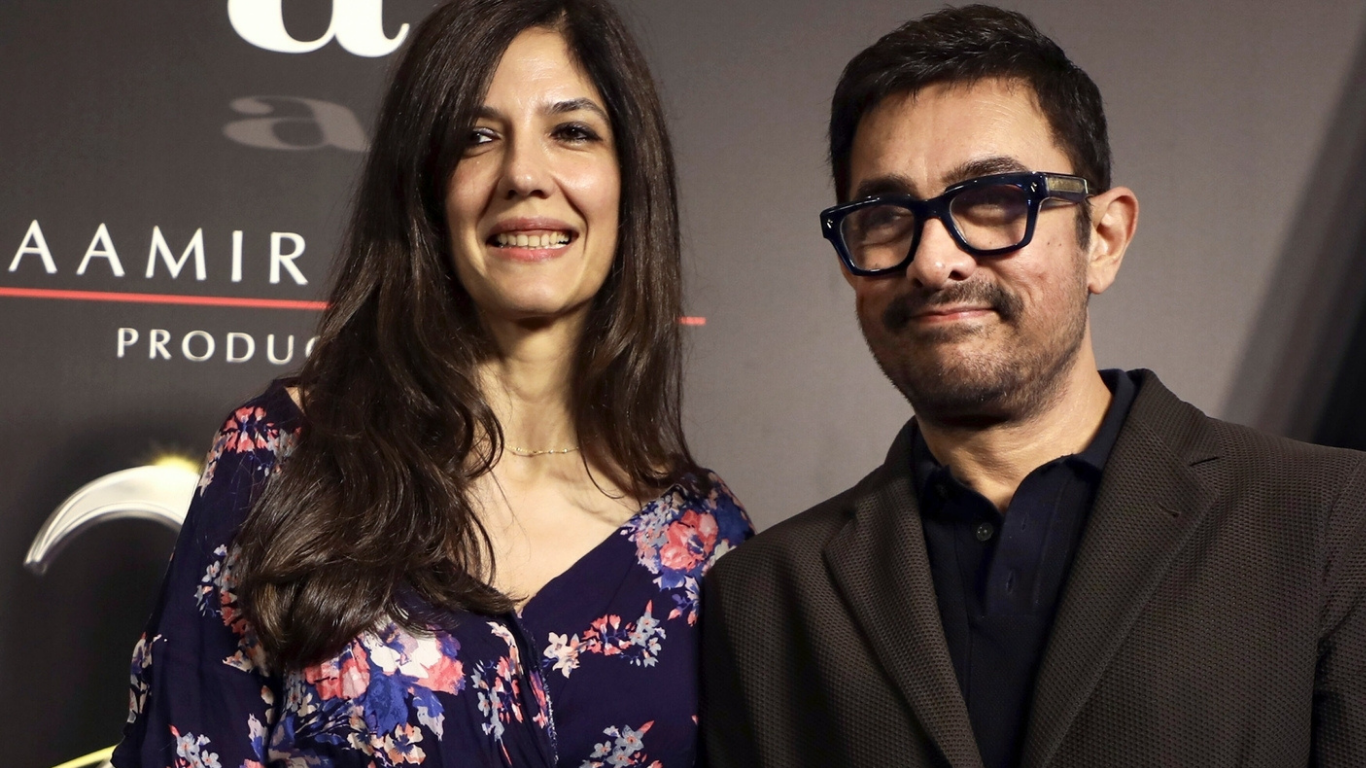 Aamir Xon va Kiran Rao tadbirda birga tushgan surat.