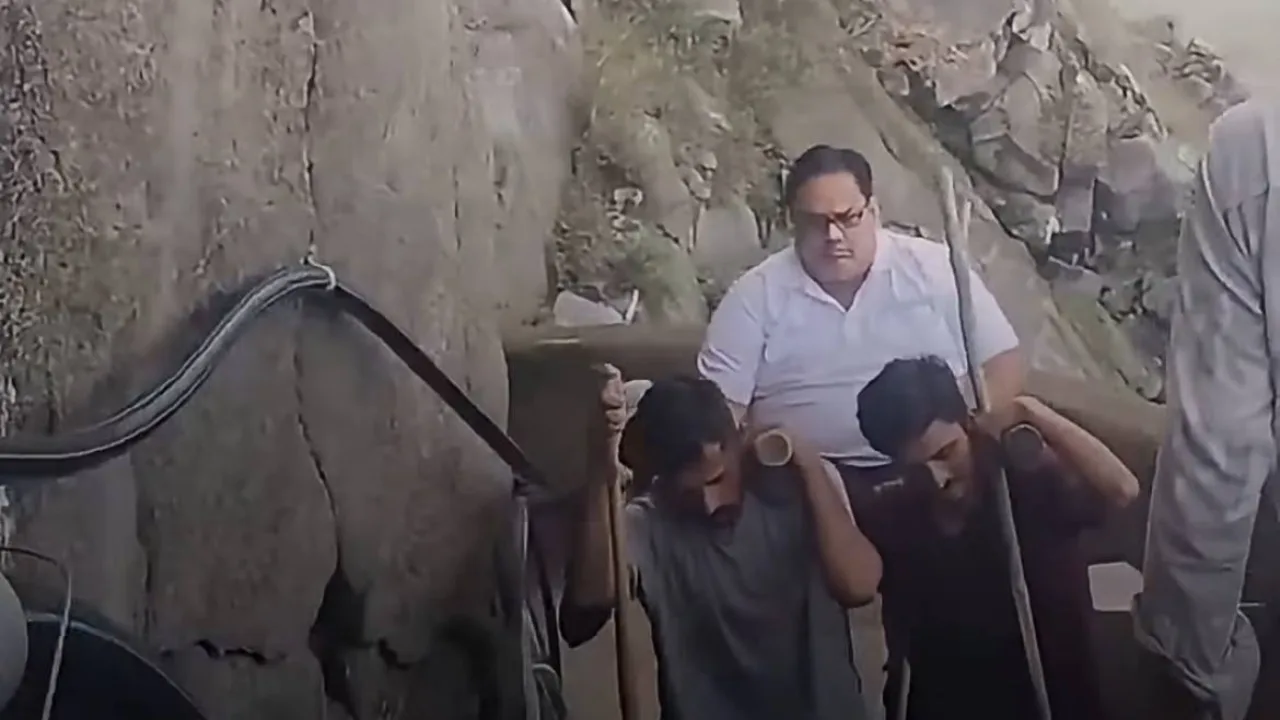 En India, un hombre con sobrepeso transportado en camilla por 10 000 escalones genera polémica