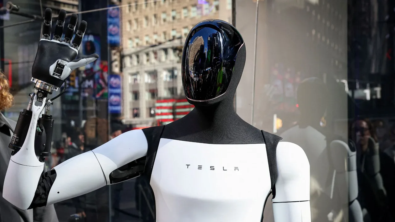 Qo'l silkitib turgan Tesla Optimus humanoid roboti.