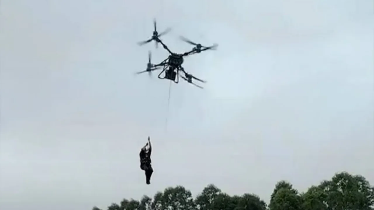 Çin'de sel mağdurları dronlar yardımıyla kurtarılıyor (video)