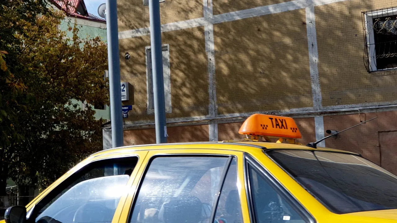 Binoning yonida tepasida to‘q sariq belgisi bor sariq taksi turibdi.