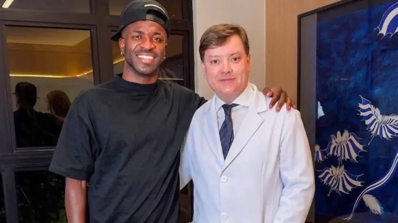 Vinícius se realizó una corrección de mentón durante sus vacaciones