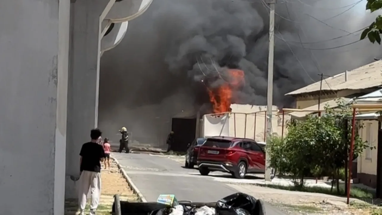 Fire breaks out near metro station in Tashkent (video)