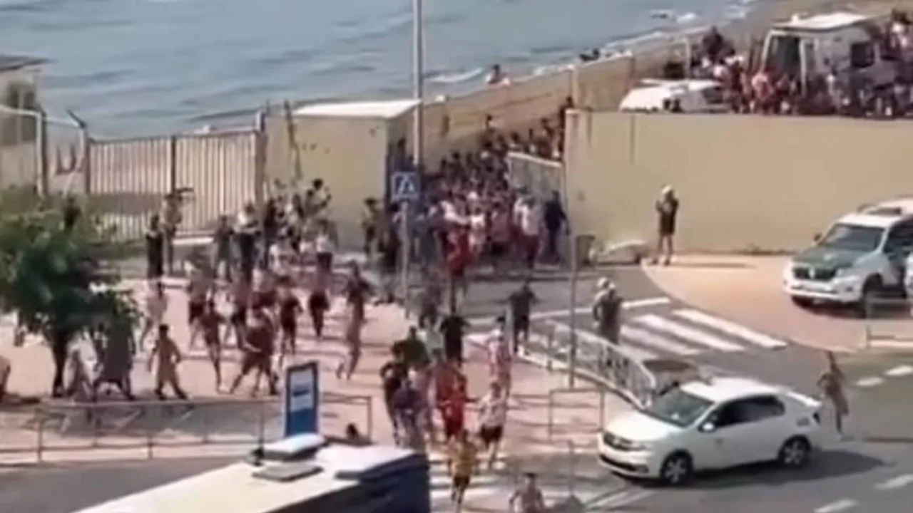 Tausende Migranten überqueren das Meer und erreichen die spanische Stadt Ceuta