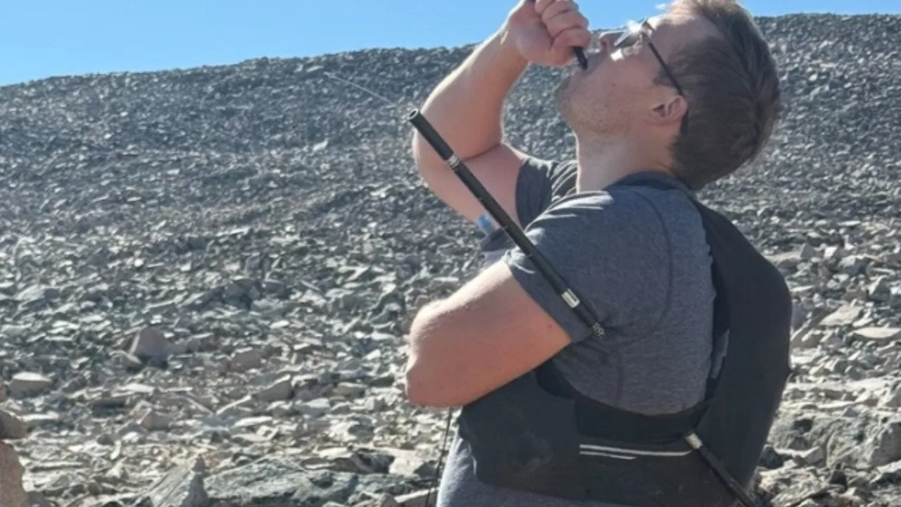 Walking 16 kilometers with a trekking pole impaled in his body, he saved his life