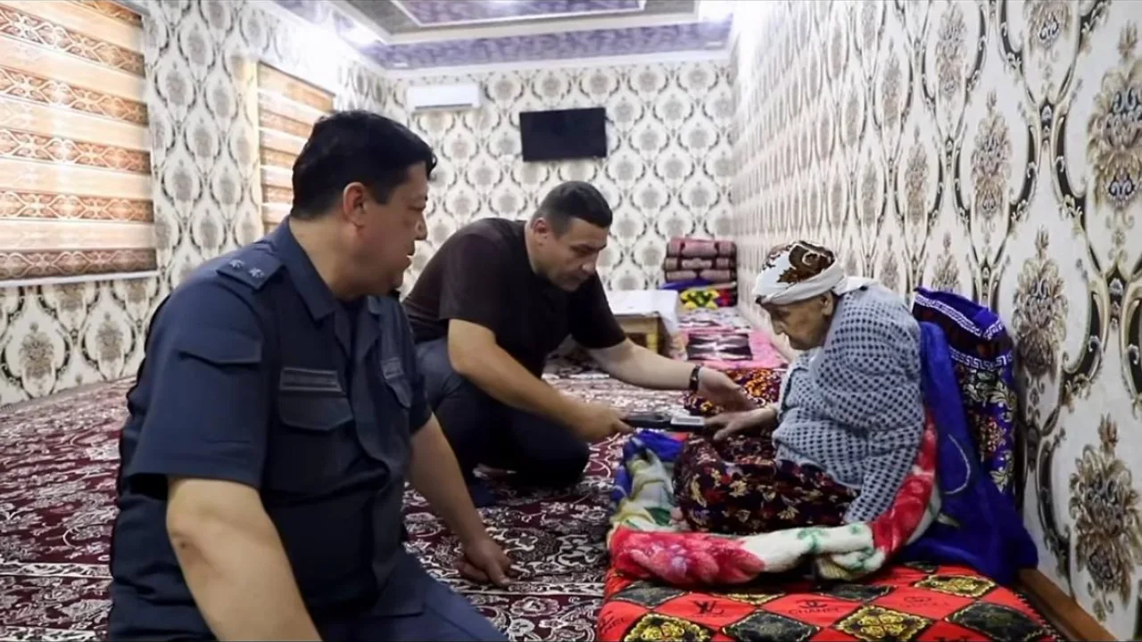 98-year-old resident of Khorezm region receives ID card at home