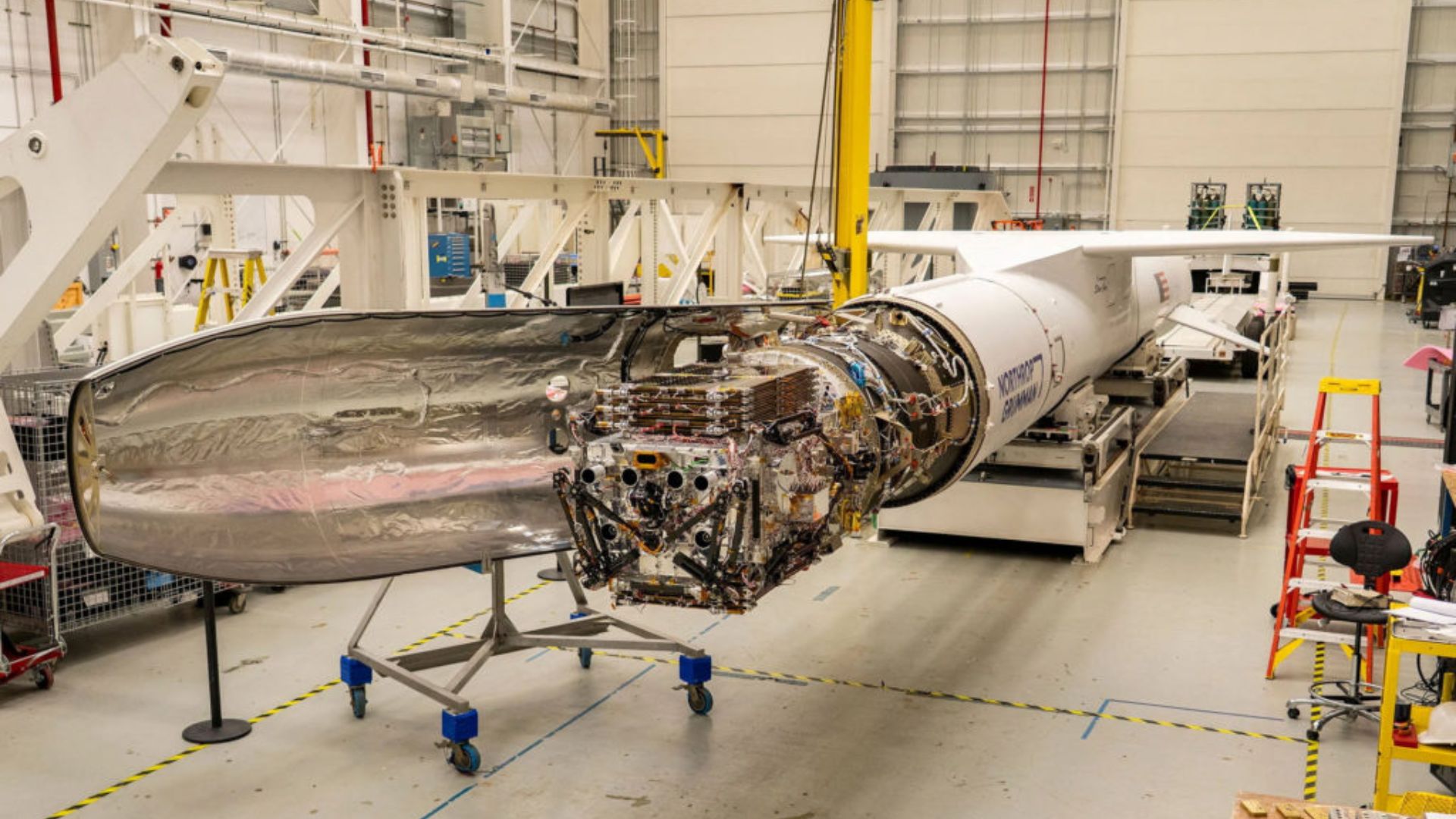 Angarda Northrop Grumman raketasining ichki qismlari yig'ilmoqda.