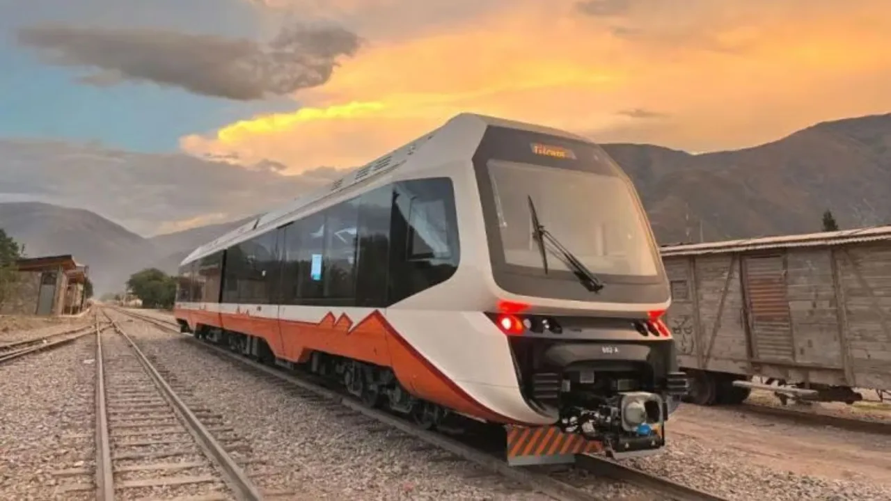 World's first solar-powered train amazes tourists
