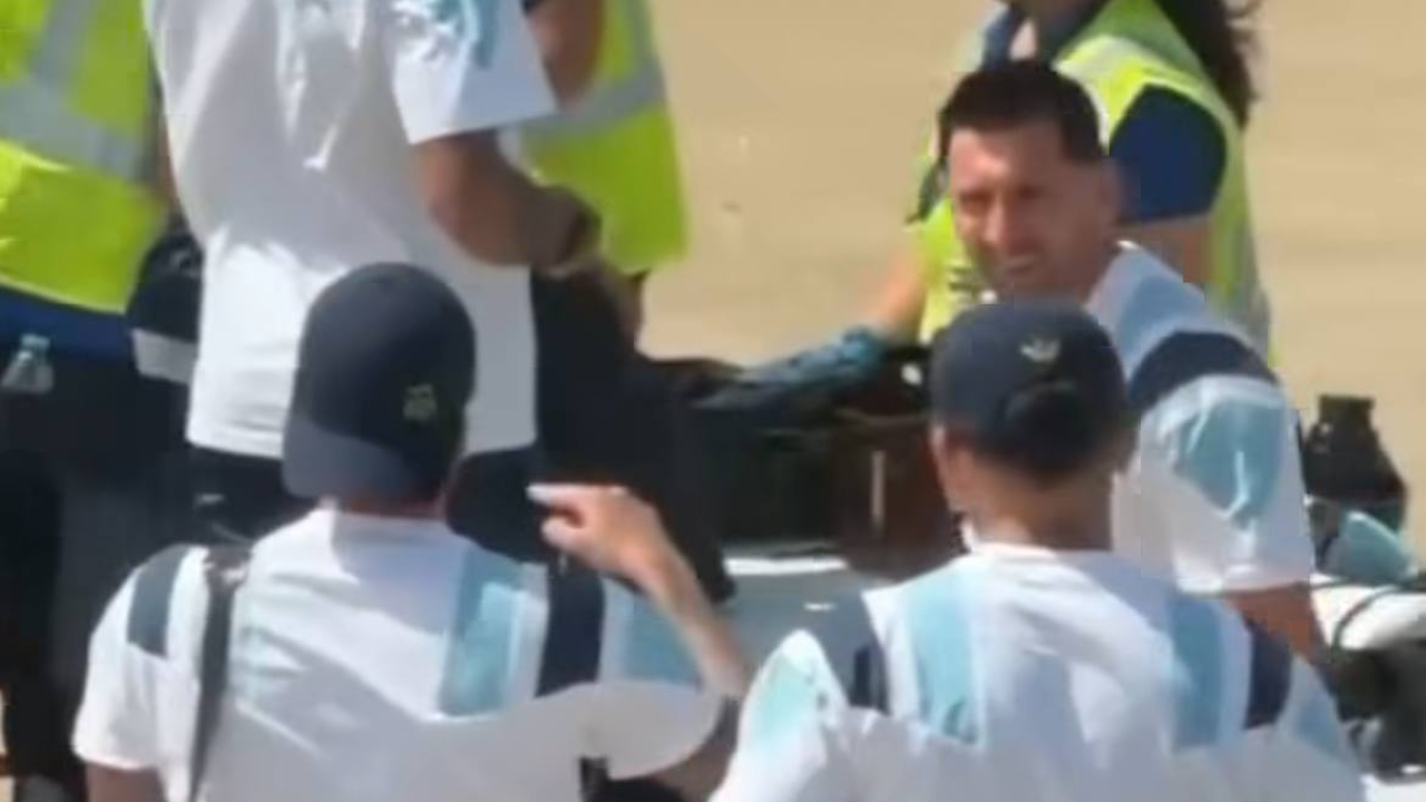 Lionel Messi o'z jamoasi bilan ochiq maydonda turibdi.