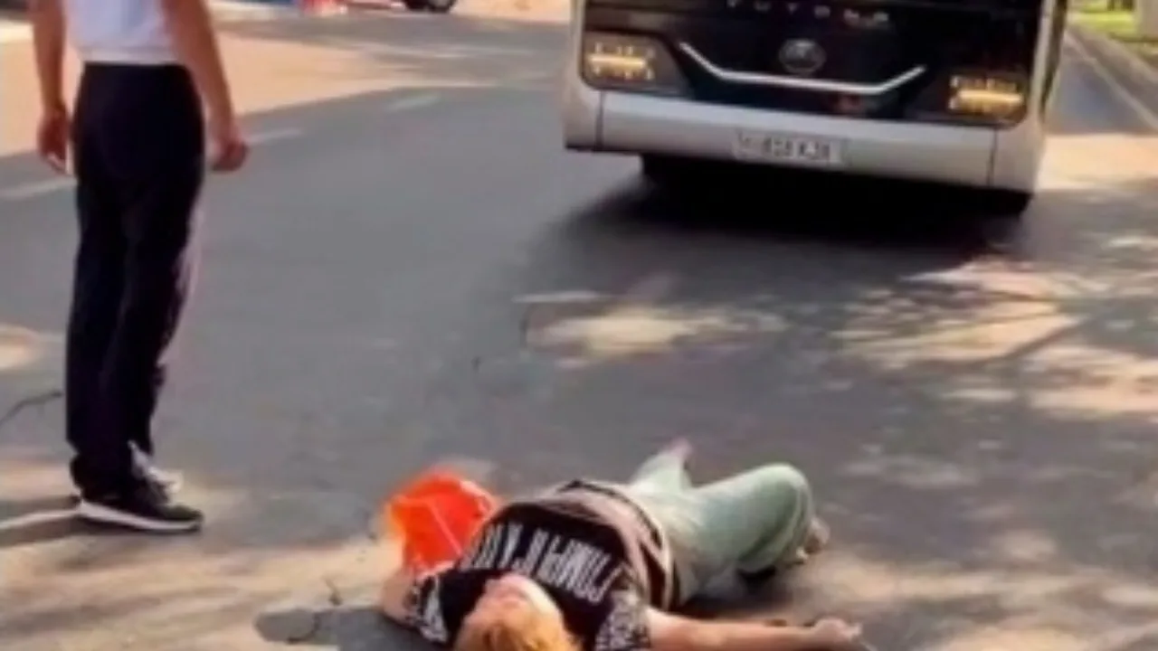 In Tashkent, a drunk woman lay down under the wheels of a bus