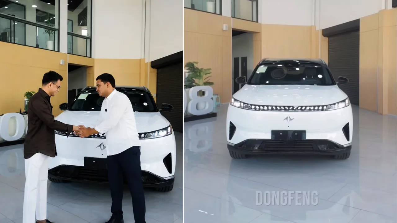 Ikki kishi oq Dongfeng elektromobili oldida qo‘l berib ko‘rishmoqda.