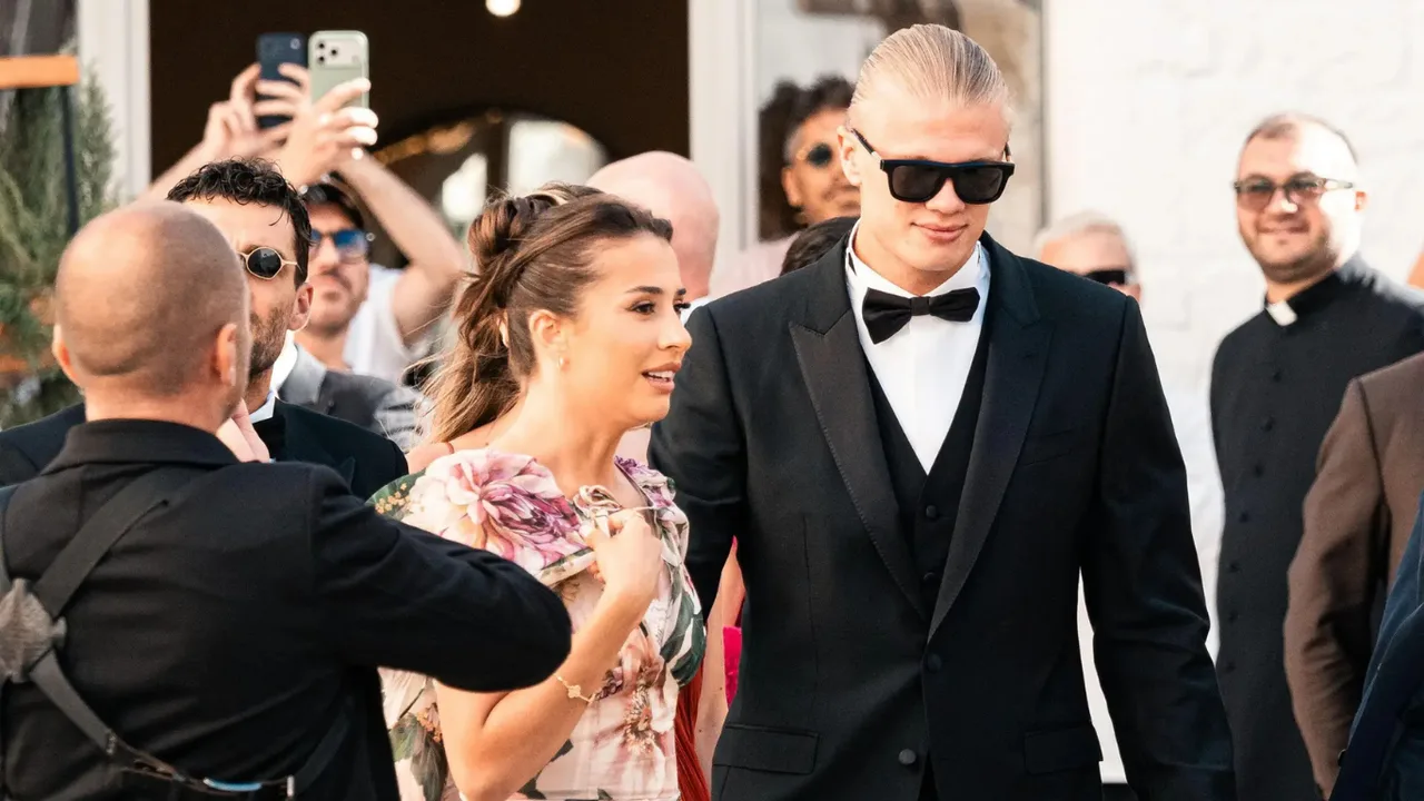 Erling Holand va uning hamrohi tantanali tadbirda odamlar qurshovida ketmoqda.