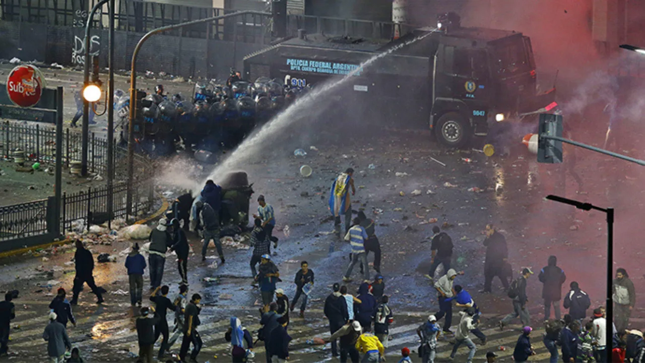 Argentina politsiyasi namoyishchilarga qarshi suv purkagichdan foydalanmoqda.