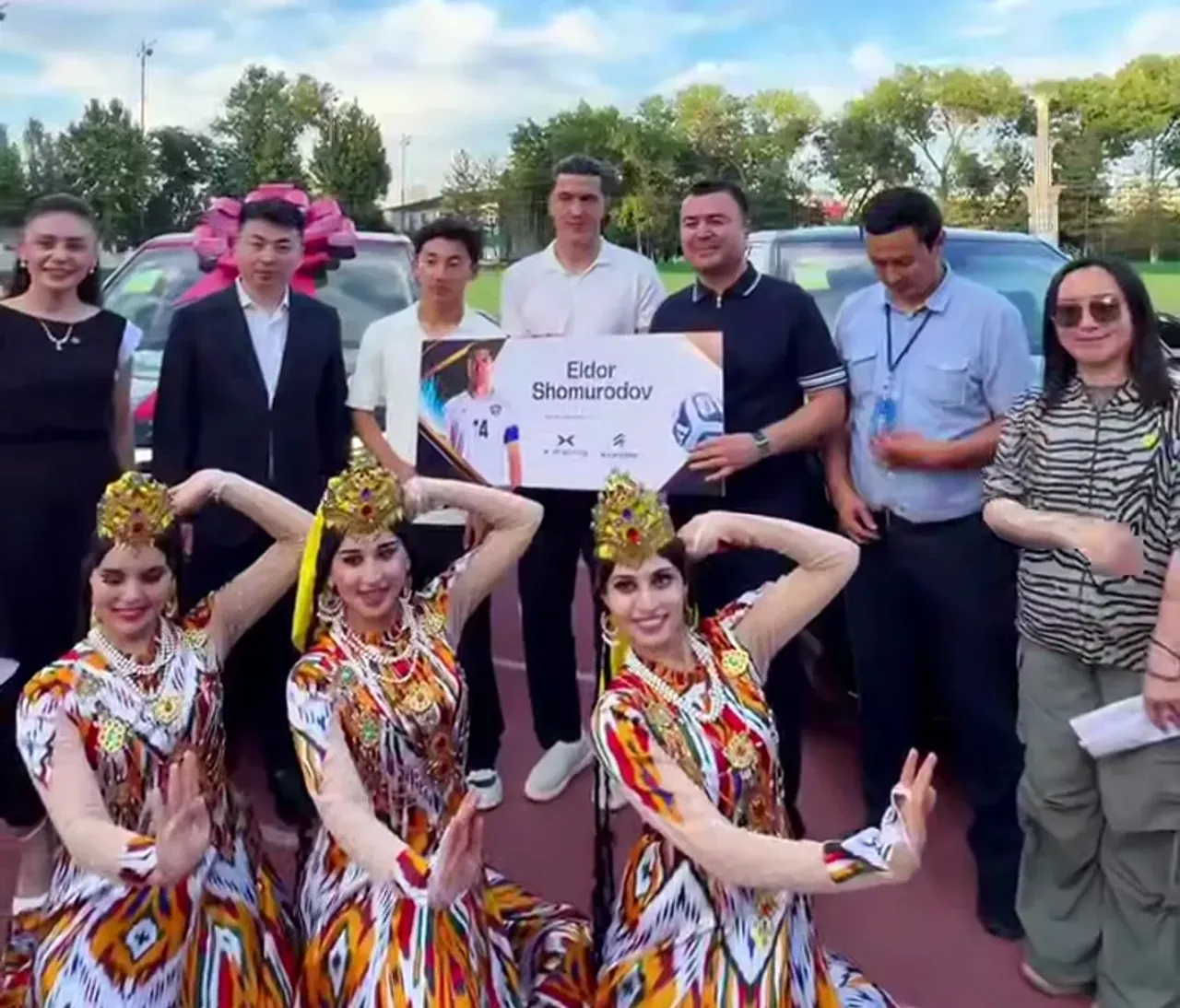 Eldor Shomurodov et Abbos Fayzullayev ont reçu des voitures (vidéo)