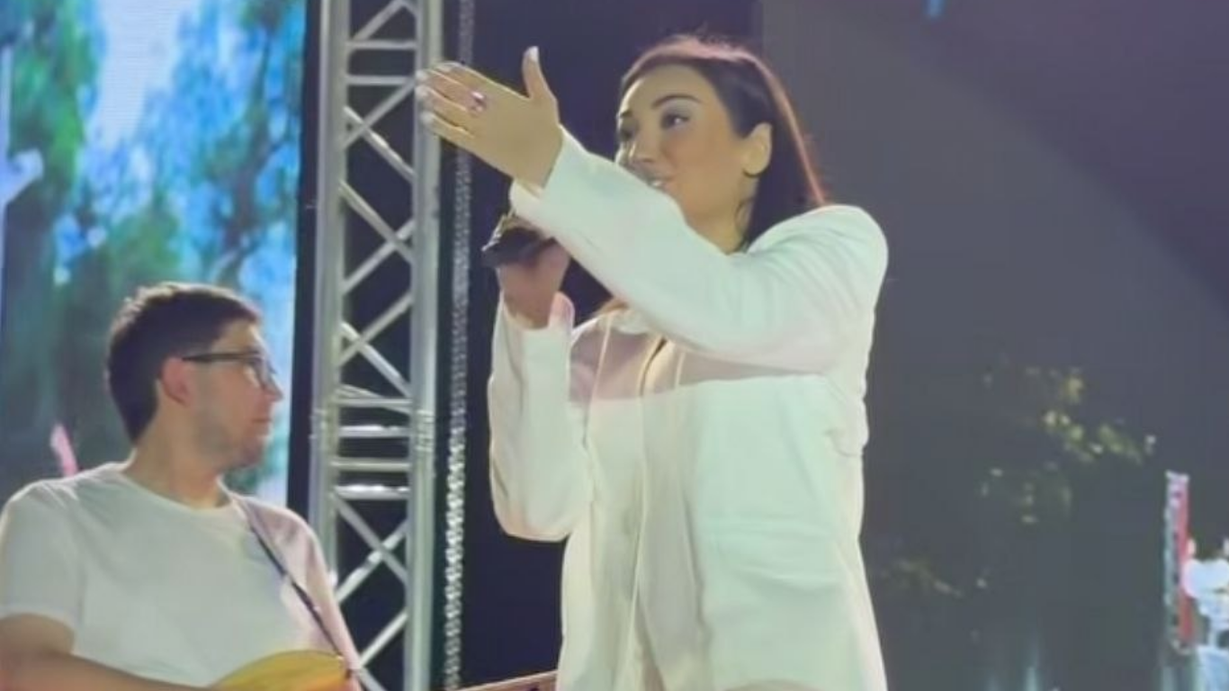 Munisa Rizayevani muxlisining sovg‘asi hayratda qoldirdi (video)