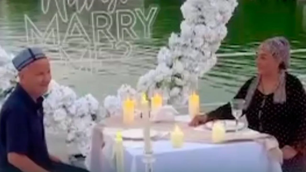 Отахон «Marry me» билан севгилисини ҳайратда қолдирди