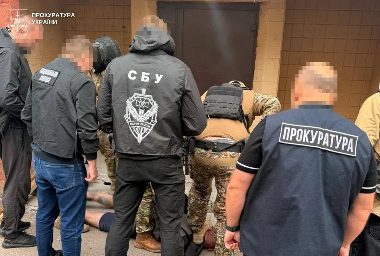 Лвивда йирик тўқнашув: Оломон ҳарбий комиссариат машинасини ағдариб ташлади