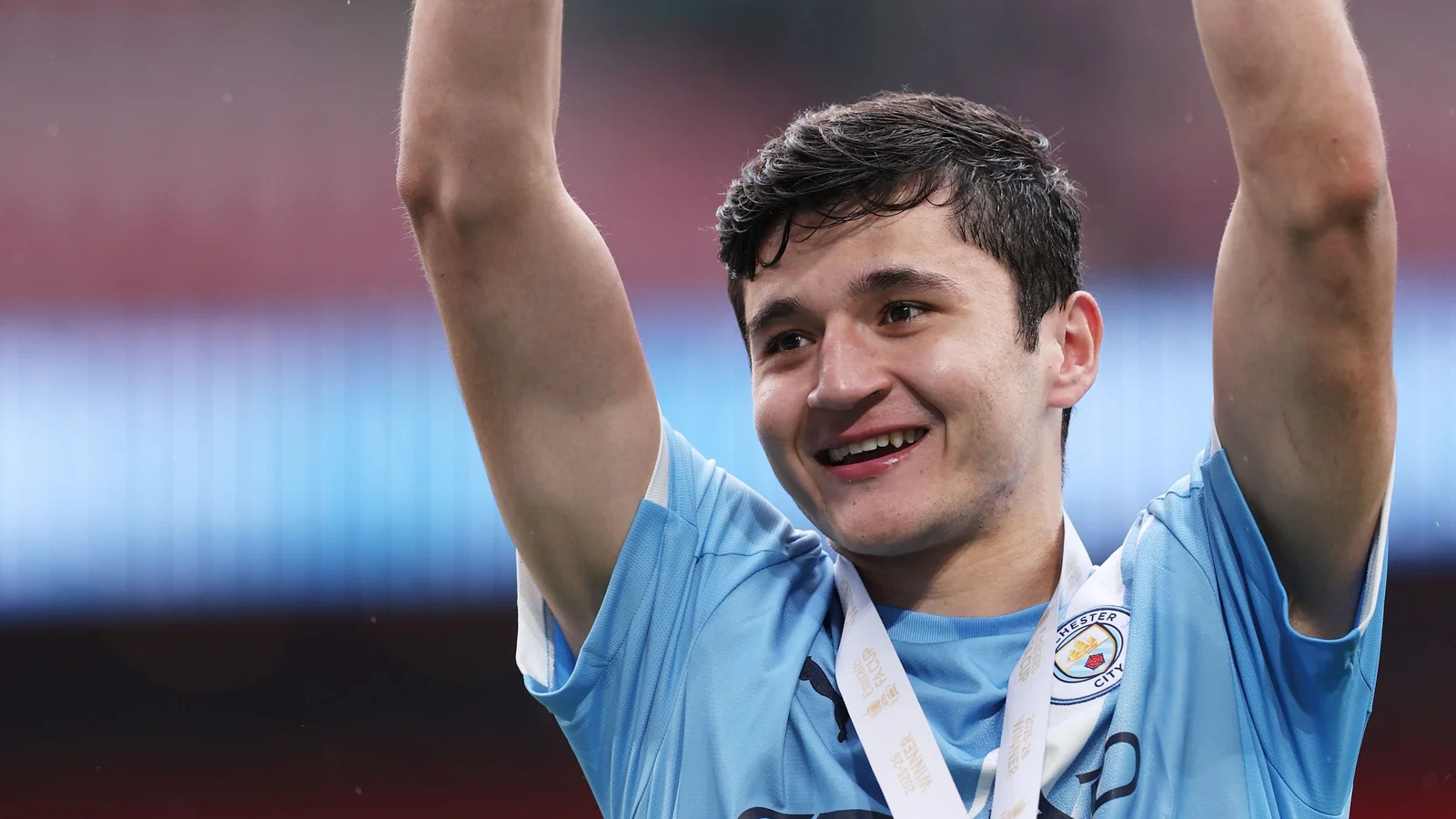 Abdukodir Khusanov firma un contrato con el Manchester City hasta 2031