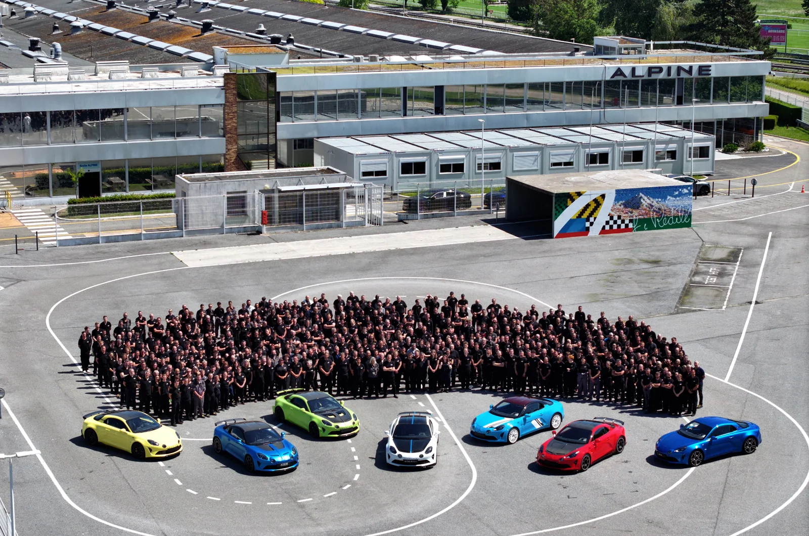 Afsonaviy Alpine A110 bilan xayrlashuv: Fransuz brendi toʻliq elektr davriga oʻtmoqda