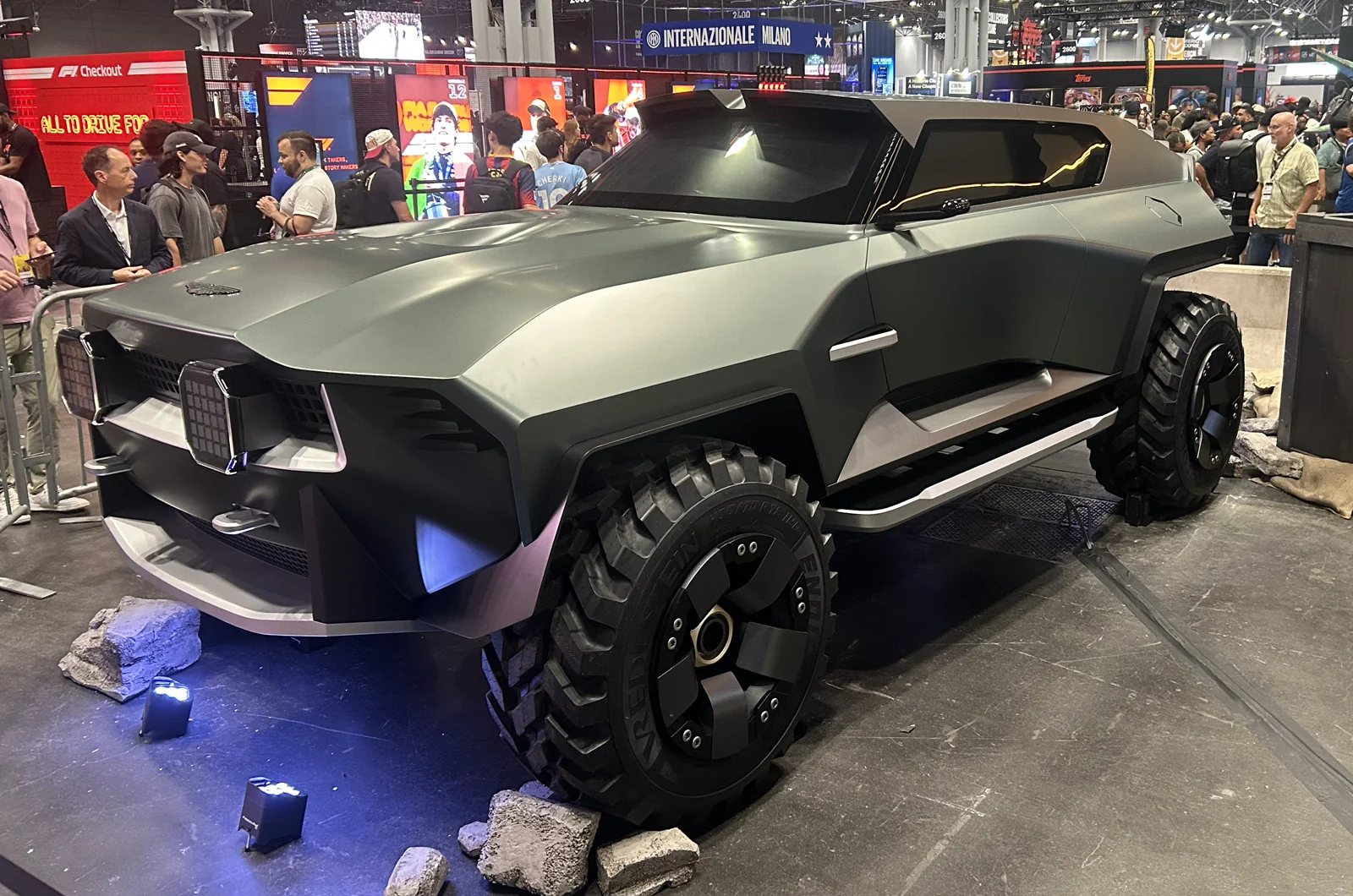 Aston Martin создала специальный внедорожник Дреаднугхт для игры Калл оф Дутй