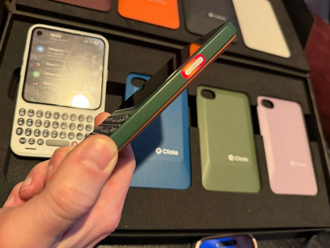 BlackBerry uslubidagi yangi smartfon: Clicks Communicator oʻz imkoniyatlarini namoyish etdi
