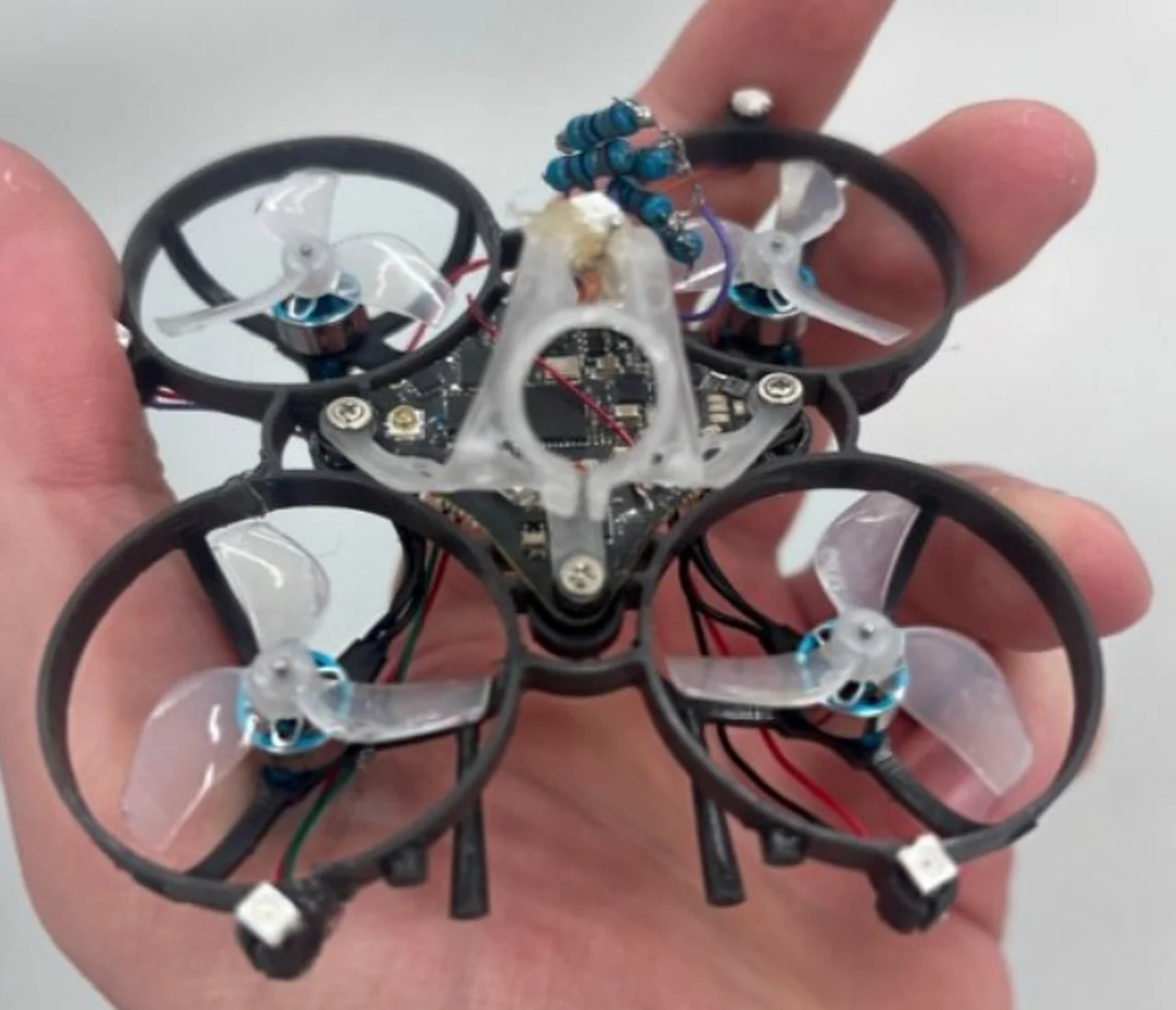 Mücken werden jetzt in der Luft eliminiert: Innovativer Mikrodrohne in Frankreich vorgestellt