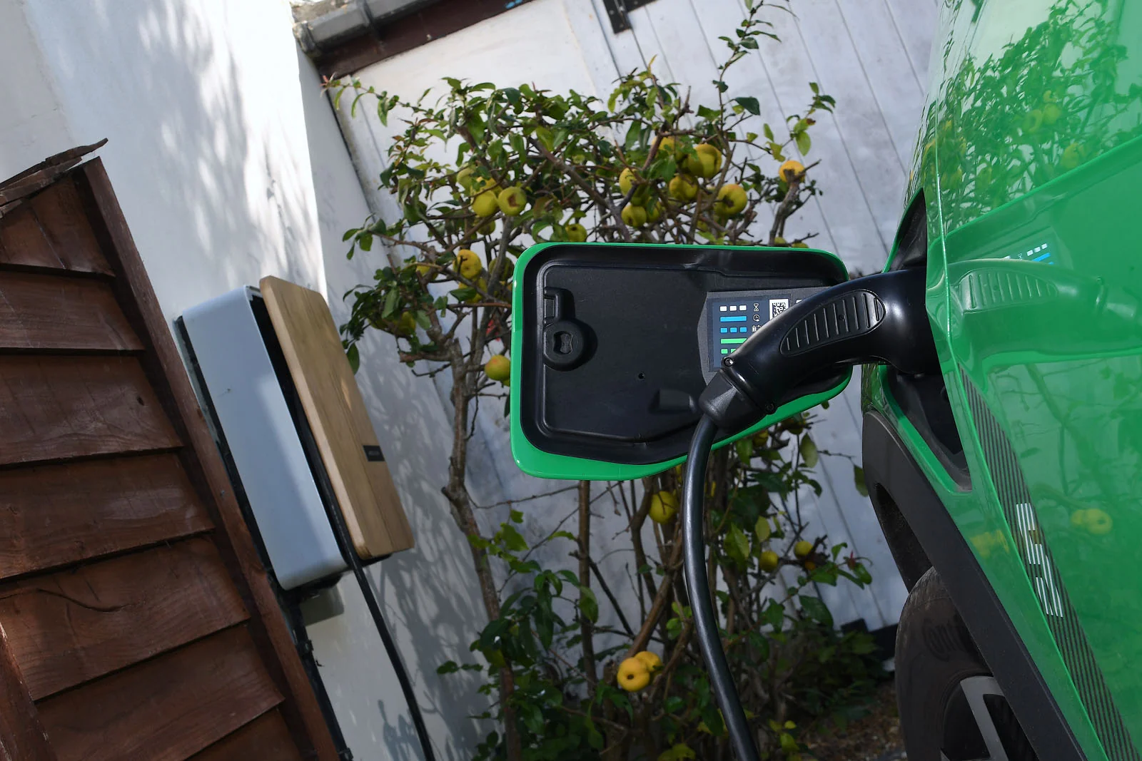 Elektromobilni uyda arzon quvvatlantirish sirlari: Xarajatlarni qanday kamaytirish mumkin?