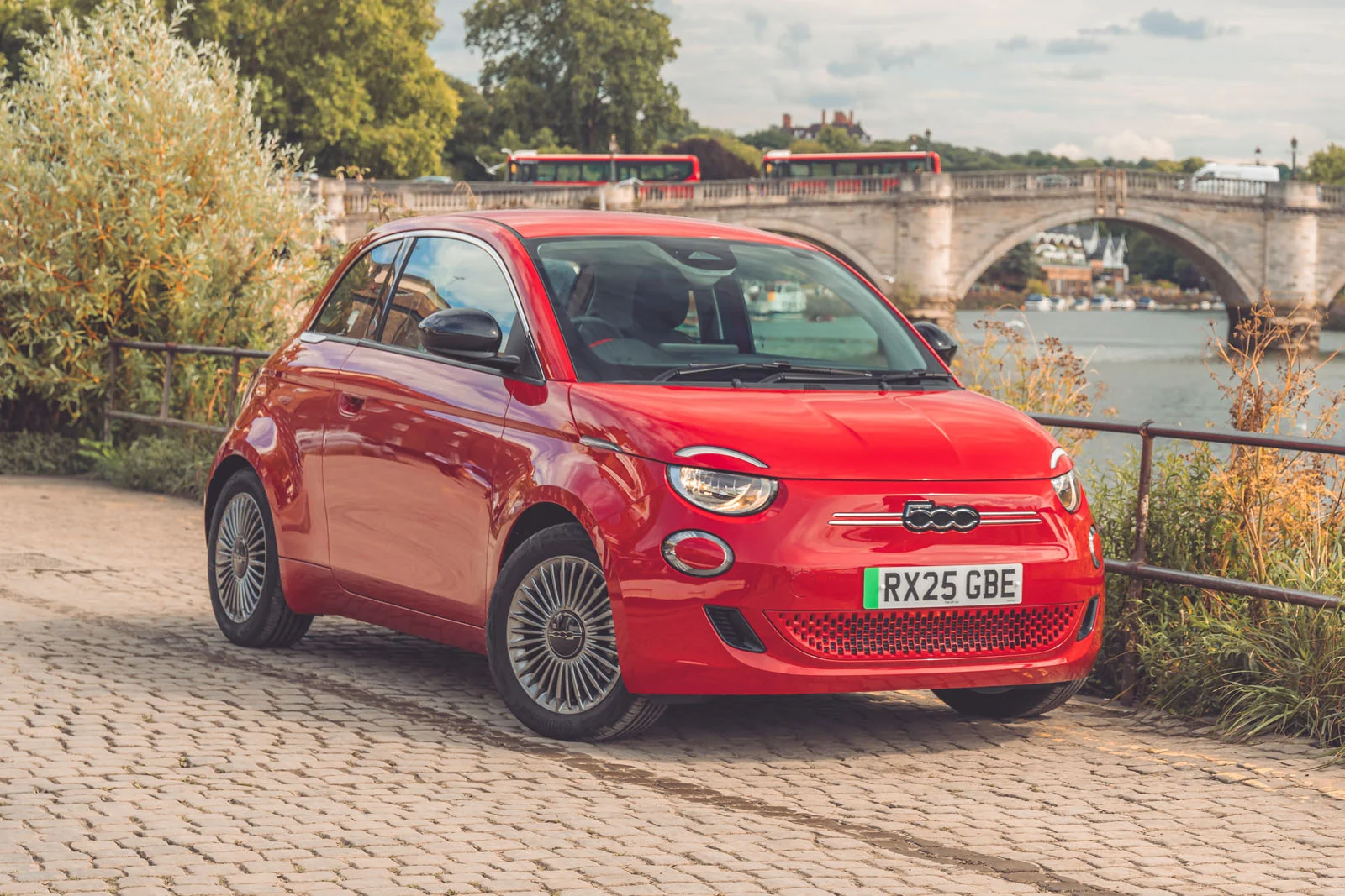 Fiat 500e нархи кескин арзонлашди: Италия электромобили гибрид моделдан ҳам арзонроқ