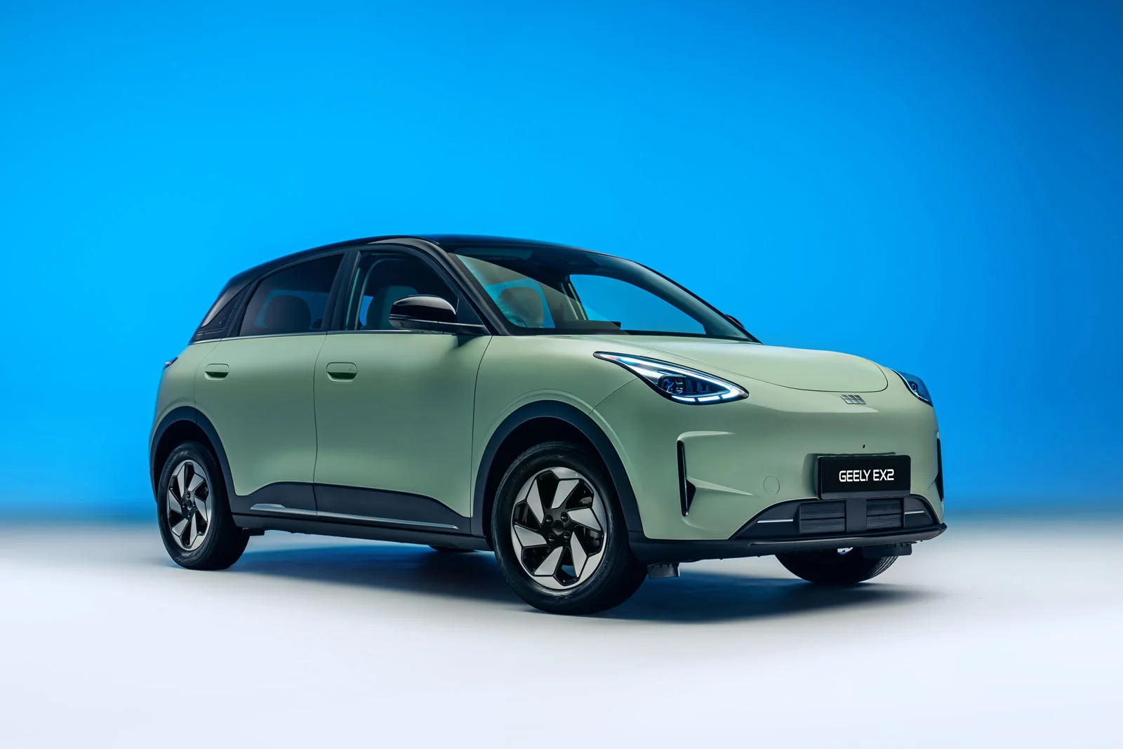 Geely ЭХ2 кроссовери Европа бозорига чиқмоқда: Renault ва Volkswagen учун янги рақиб