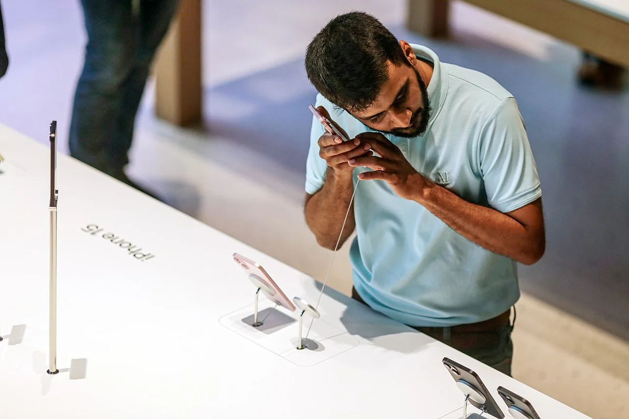 Hindiston smartfon ishlab chiqarishda Xitoy gegemonligiga chek qoʻymoqchi