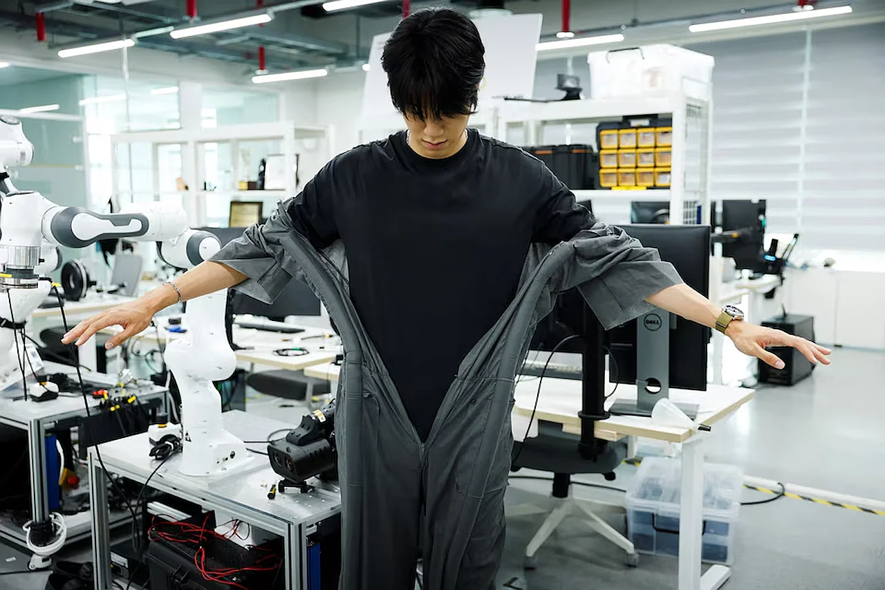 South Korean and US scientists have created a robot suit that 'grows' along the human body