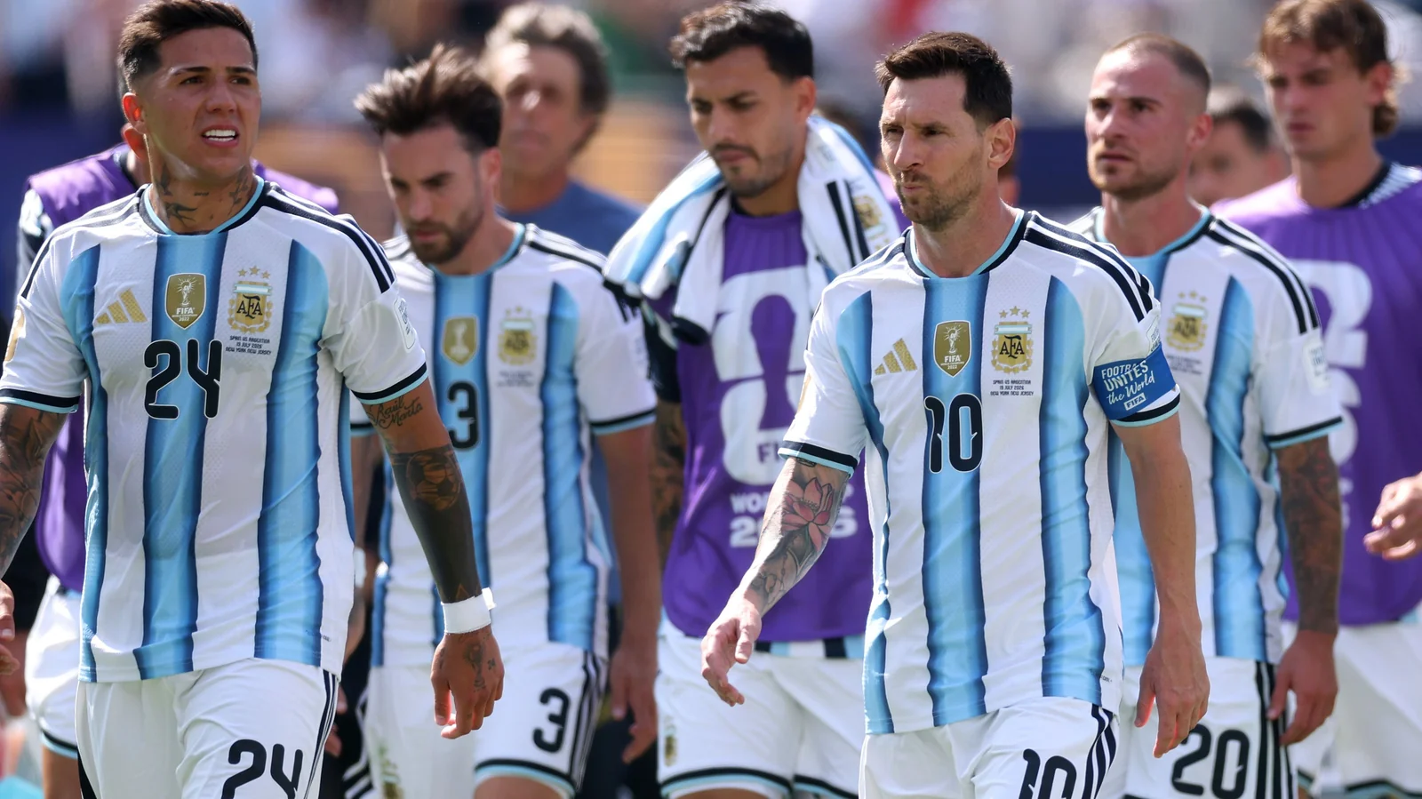Lionel Messi machte den Mitgliedern der argentinischen Nationalmannschaft wertvolle Geschenke