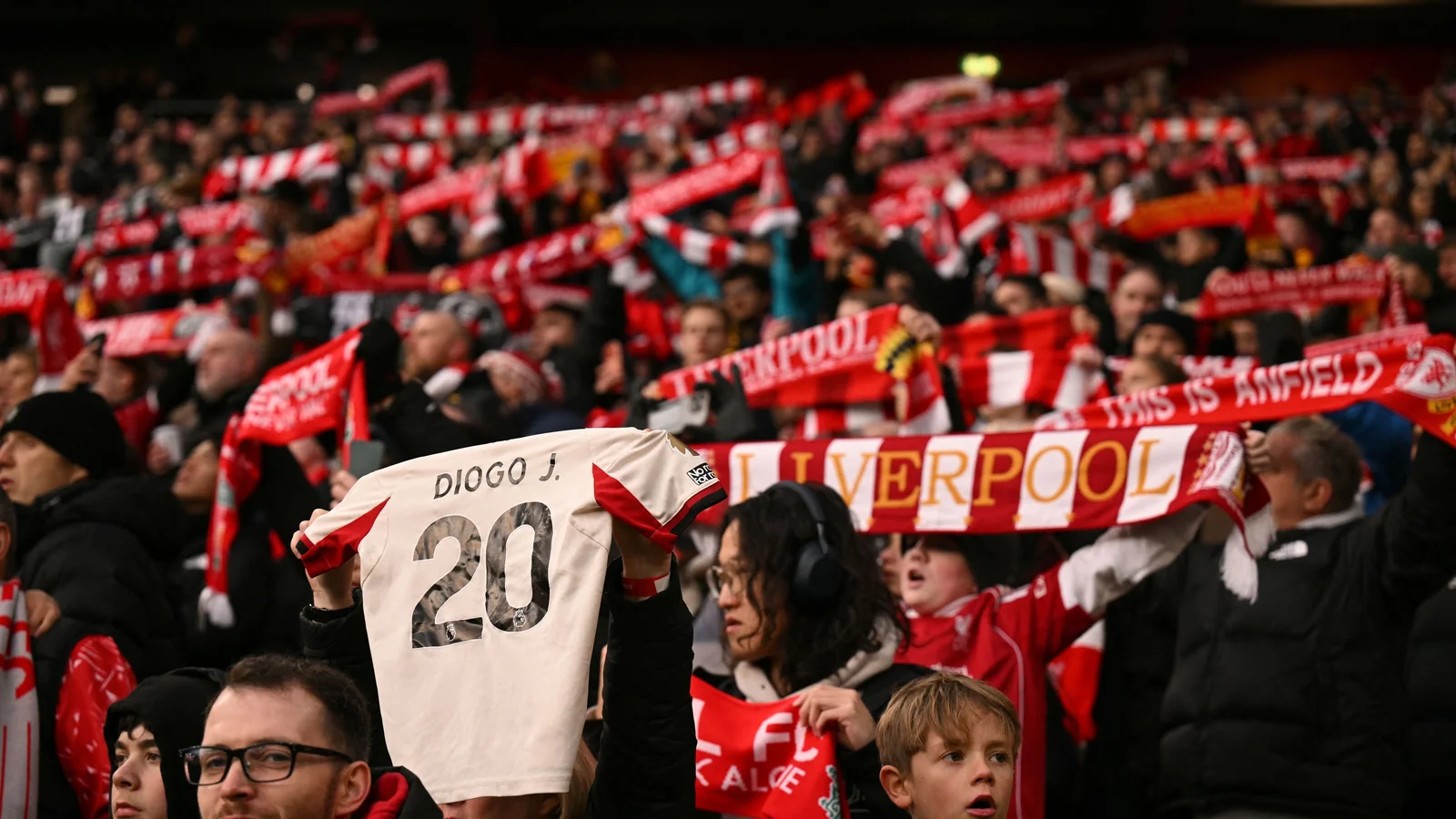 Liverpool, Anfield Stadyumu'na Diogo Jota ve Ağabeyi Anısına Heykel Dikti