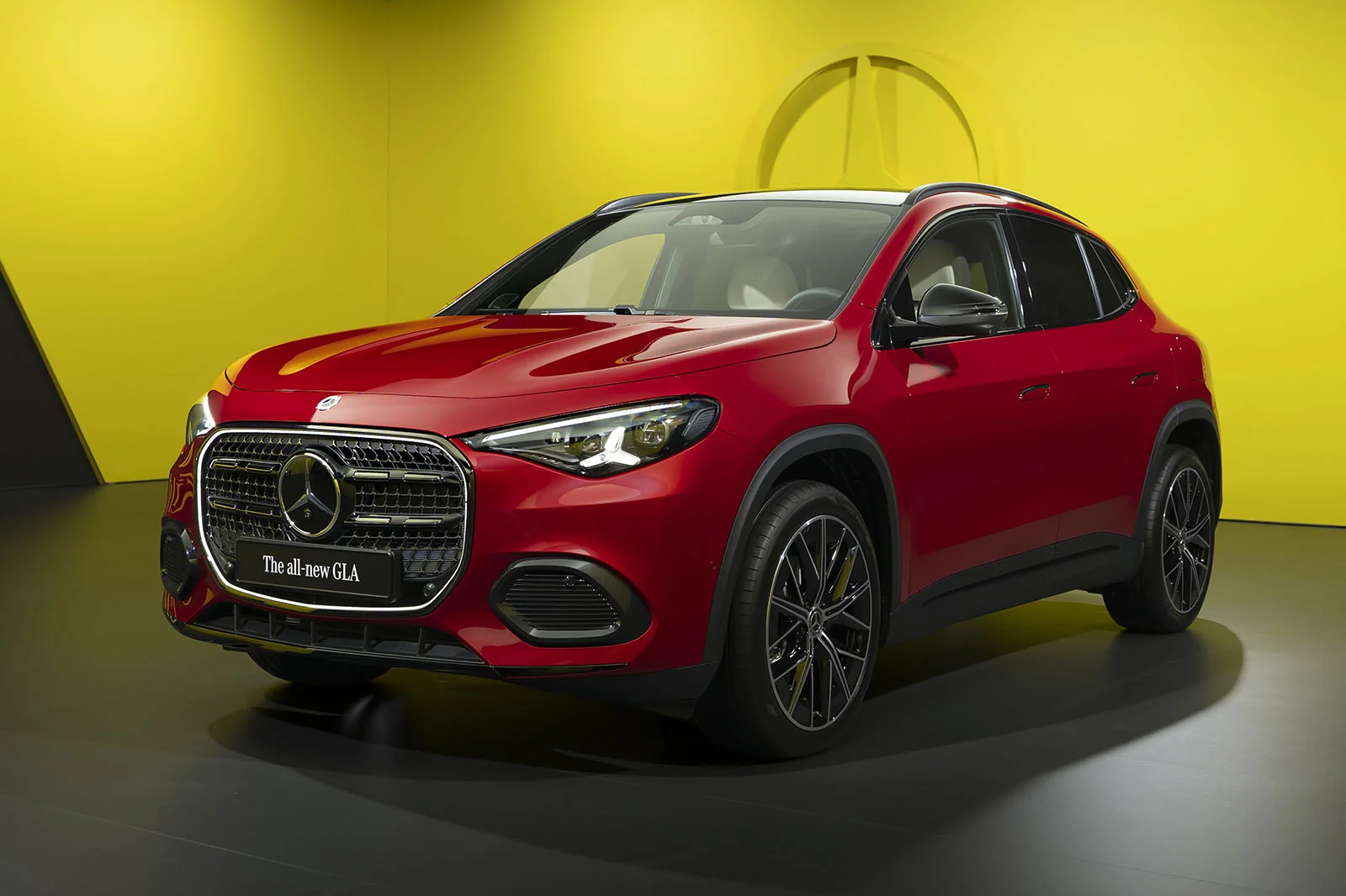 Mercedes-Benz янги авлод GLA кроссоверини тақдим этди