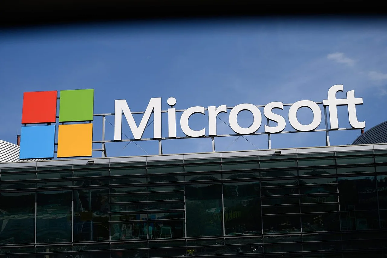 Microsoft korporativ sunʼiy intellekt bozorini egallash uchun 2,5 milliard dollar tikdi