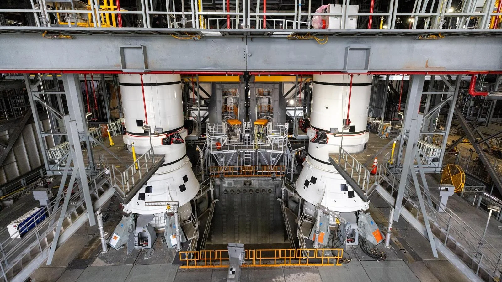 NASA beginnt mit der Montage der SLS-Rakete für historische Mondmission